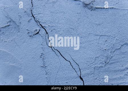 Fissure sur l'ancienne peinture bleue sale mur de béton de la surface de ciment cassé fond endommagé craquelé texture. Banque D'Images
