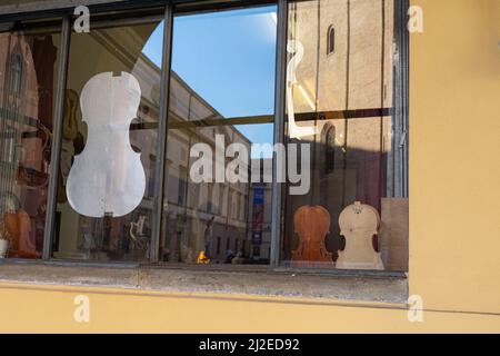 Vitrine d'un magasin de Luthier : violons faits main en exposition. Banque D'Images