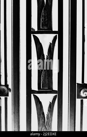 Grill en bois décoré dans le motif floral art déco avec des fleurs et des lignes en négatif noir et blanc. Banque D'Images