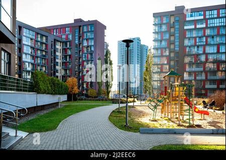 Riga, Lettonie, 29 octobre 2021 : cour moderne d'un quartier résidentiel avec aire de jeux pour enfants dans le quartier de Purvciems Banque D'Images