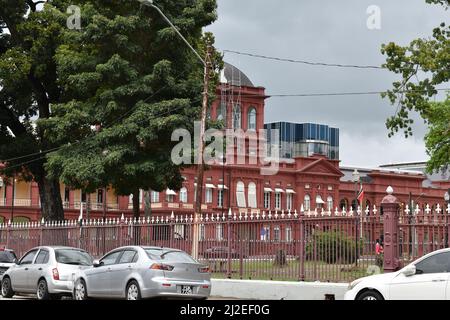 Port-d'Espagne, Trinité-et-Tobago- le 9 mars 2022- la Maison Rouge où se trouve le Parlement de Trinité-et-Tobago. Banque D'Images