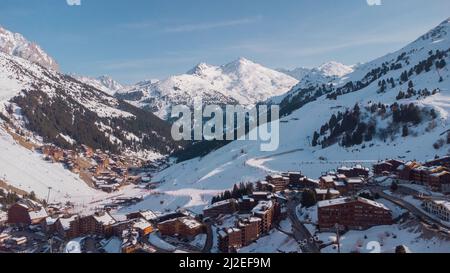 Panorama aérien du village de Méribel, au bout de la vallée des Alpes françaises. Magnifique panorama sur les pistes de ski et les chalets à l'arrière-plan alpin. Banque D'Images