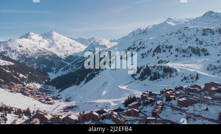 Panorama aérien du village de Méribel, au bout de la vallée des Alpes françaises. Magnifique panorama sur les pistes de ski et les chalets à l'arrière-plan alpin. Banque D'Images