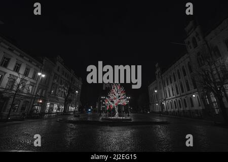 Place de la ville à Orebro, Suède la nuit avec un arbre illuminé comme une décatation au milieu. Magnifique arbre illuminé sur la place de la ville. Banque D'Images