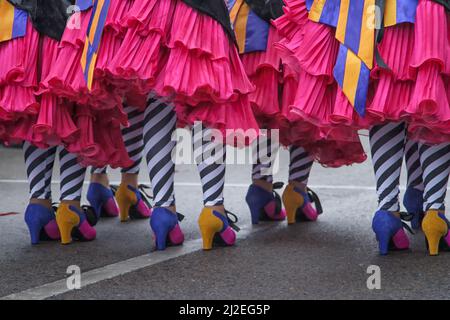 Portugal Carnaval Ovar - jupes à volants roses, jambes stripey et chaussures colorées - Amor ao Rubro - Love on Fire - Grupo Passerelle - Bailarinos de Válega Banque D'Images