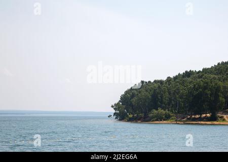 Angara rivière remblai ville plage d'Irkoutsk. Banque D'Images