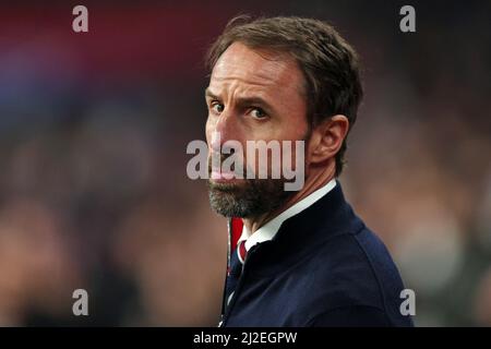 Gareth Southgate, responsable de l'équipe de football d'Angleterre, regarde depuis le banc de touche avant un match amical avec l'Angleterre au stade Wembley Banque D'Images