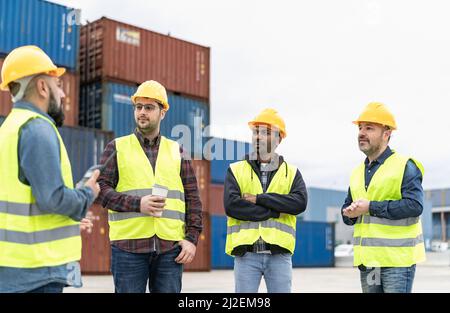 Ingénieurs industriels travaillant dans le terminal logistique de fret de conteneurs Banque D'Images