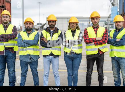 Équipe d'ingénieurs industriels divers travaillant dans le terminal logistique de fret de conteneurs Banque D'Images