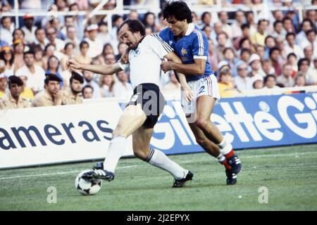 Uli STIELIKE (GER) contre Manuel AMOROS (FRA), action, duels, coupe du monde de football 1982 en Espagne, demi-finales, demi-finales, Allemagne - France 8:7 ne (3:3, 5:4) coupe du monde de football 1982 en Espagne, demi-finales, Â Banque D'Images