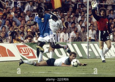 De gauche à droite Marius TRESOR (FRA) contre Wolfgang DREMLER (GER), action, duels, coupe du monde de football 1982 en Espagne, demi-finales, demi-finales, Allemagne - France 8:7 ne (3:3, 5:4) coupe du monde de football 1982 en Espagne, demi-finales, Â Banque D'Images