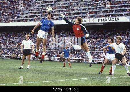 Goalwart Harald Toni SCHUMACHER (GER) est avant Maxime BOSSIS (FRA), action, parade, coupe du monde de football 1982 en Espagne, demi-finale, demi-finale, Allemagne - France 8:7 ae (3:3, 5:4) coupe du monde de football coupe du monde 1982 en Espagne, demi-finale, Â Banque D'Images