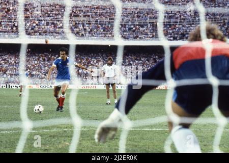 Michelle PLATINI (FRA) convertit son penalty kick contre Goalwart Harald Toni SCHUMACHER (GER), coupe du monde de football 1982 en Espagne, demi-finale, demi-finale, Allemagne - France 8:7 ae (3:3, 5:4) coupe du monde de football 1982 en Espagne, demi-finales, Â Banque D'Images