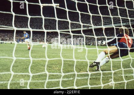 Michelle PLATINI (FRA) convertit son penalty kick contre Goalwart Harald Toni SCHUMACHER (GER), coupe du monde de football 1982 en Espagne, demi-finale, demi-finale, Allemagne - France 8:7 ae (3:3, 5:4) coupe du monde de football 1982 en Espagne, demi-finales, Â Banque D'Images