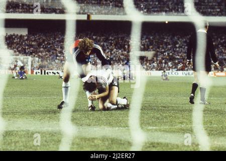 Goalwart Harald Toni SCHUMACHER (GER) confort Uli STIELIKE après sa peine manquée, coupe du monde de football 1982 en Espagne, demi-finale, demi-finale, Allemagne - France 8:7 ae (3:3, 5:4) coupe du monde de football 1982 en Espagne, demi-finale, Â Banque D'Images