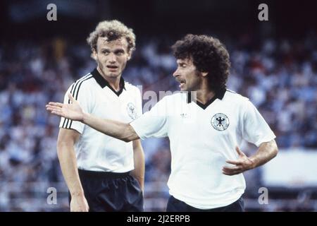 De gauche à droite Hans-Peter BRIEGEL et Paul BREITNER (GER), discutant, coupe du monde de football 1982 en Espagne, demi-finales, demi-finales, Allemagne - France 8:7 ne (3:3, 5:4) coupe du monde de football 1982 en Espagne, demi-finales, Banque D'Images