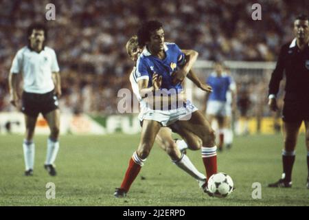 Bernd (GER), hugs Michel PLATINI (FRA), action, duels, coupe du monde de football 1982 en Espagne, demi-finales, Allemagne - France 8:7 ne (3:3, 5:4) coupe du monde de football coupe du monde 1982 en Espagne, demi-finales, Banque D'Images