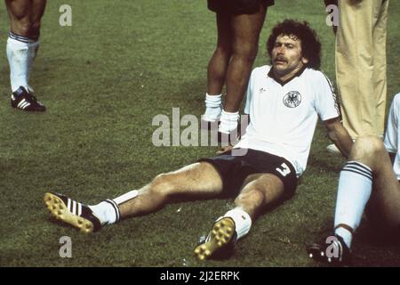 Paul BREITNER (GER) s'assoit épuisé sur le terrain pendant le temps supplémentaire, coupe du monde de football 1982 en Espagne, demi-finale, demi-finale, Allemagne - France 8:7 ae (3:3, 5:4) coupe du monde de football 1982 en Espagne, demi-finales, Â Banque D'Images