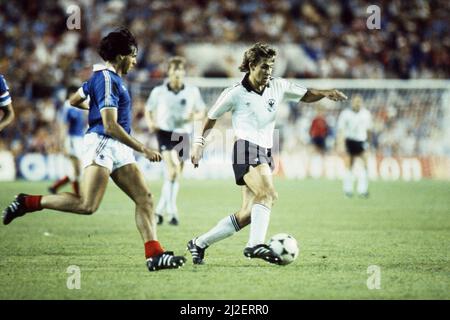 Pierre LITTBARSKI (GER), action, duels, coupe du monde de football 1982 en Espagne, demi-finales, demi-finales, Allemagne - France 8:7 ne (3:3, 5:4) coupe du monde de football 1982 en Espagne, demi-finales, Â Banque D'Images