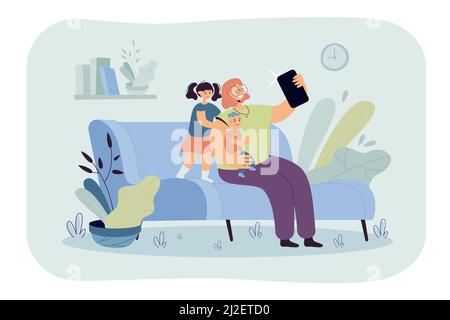 Une mère souriante prend un selfie avec des enfants sur une illustration vectorielle plate du téléphone. Maman de dessin animé assise sur un canapé, tenant bébé et fille debout près de lui Illustration de Vecteur