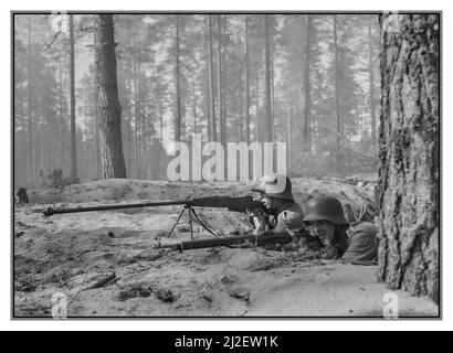 WW2 Finlande équipe finlandaise AT-Rifle avec Wz. 35 carabine anti-char. 1 juillet 1942 lutte contre l'avancée russe en Finlande pendant la guerre de continuation la guerre de continuation, également connue sous le nom de deuxième guerre entre l'Union soviétique et la Finlande, était un conflit mené par la Finlande et l'Allemagne nazie contre l'Union soviétique de 1941 à 1944, dans le cadre de la Seconde Guerre mondiale En historiographie soviétique, la guerre a été appelée le Front finlandais de la Grande Guerre patriotique. Banque D'Images