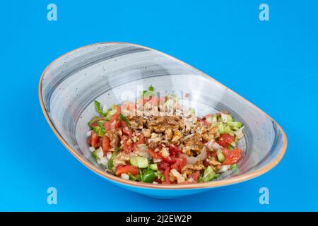 Vue sur la salade de noix de l'autre côté ou vue latérale sur fond bleu dans un cadre isolé. Banque D'Images