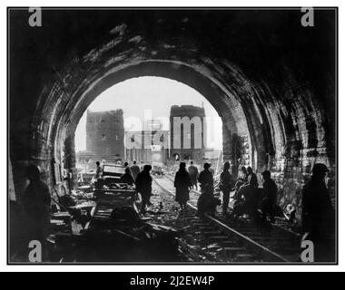 LE PONT À REMAGEN les hommes et l'équipement de la première armée américaine traversent le pont Remagen; Le pont Ludendorff à Remagen WW2 troupes de la 9th US Armored Division, première armée, avance à travers le pont intact Ludendorff à la rive est du Rhin à Remagen, Allemagne, deux jeeps ont frappé en premier plan. Allemagne. Prise le 11 mars 1945 WW2 Seconde Guerre mondiale Banque D'Images