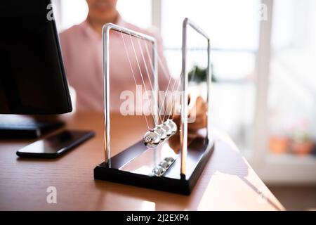 Mouvement d'action du pendule et la science. Effet de réaction énergétique Banque D'Images