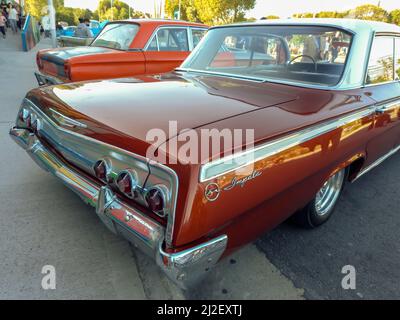 Ancienne berline Chevrolet Impala 4 portes 1960s marron par GM garée dans un entrepôt. Vue arrière. Présentation de la voiture classique du nez. Banque D'Images