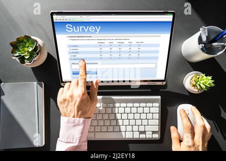 Formulaire ou rapport en ligne de l'enquête sur les commentaires des entreprises sur ordinateur Banque D'Images