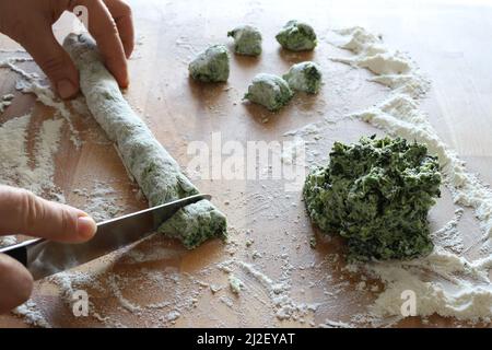 Gnocchi frais maison aux épinards. Directement au-dessus. Banque D'Images