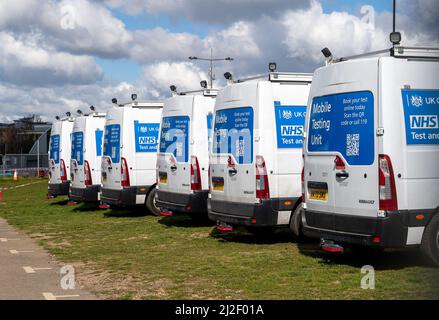 Slough, Berkshire, Royaume-Uni. 1st avril 2022. Les gens qui voulaient se faire tester pour Covid-19 aujourd'hui ont eu du difficulté à découvrir que le centre d'essais de masse Covid-19 de Slough avait fermé hier. C'est le cas dans toute l'Angleterre après le plan vivre avec Covid de Boris Johnson. Les tests de débit latéral libre ont également été retirés sauf dans certains cas, de sorte que le suivi du nombre de cas positifs Covid-19 n'est plus possible. Cela se produit à un moment où les cas positifs de Covid-19 et les réinfections sont monnaie courante dans de nombreuses régions d'Angleterre. Crédit : Maureen McLean/Alay Live News Banque D'Images