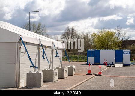 Slough, Berkshire, Royaume-Uni. 1st avril 2022. Les gens qui voulaient se faire tester pour Covid-19 aujourd'hui ont eu du difficulté à découvrir que le centre d'essais de masse Covid-19 de Slough avait fermé hier. C'est le cas dans toute l'Angleterre après le plan vivre avec Covid de Boris Johnson. Les tests de débit latéral libre ont également été retirés sauf dans certains cas, de sorte que le suivi du nombre de cas positifs Covid-19 n'est plus possible. Cela se produit à un moment où les cas positifs de Covid-19 et les réinfections sont monnaie courante dans de nombreuses régions d'Angleterre. Crédit : Maureen McLean/Alay Live News Banque D'Images