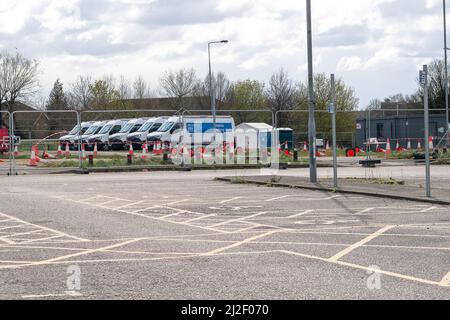 Slough, Berkshire, Royaume-Uni. 1st avril 2022. Les gens qui voulaient se faire tester pour Covid-19 aujourd'hui ont eu du difficulté à découvrir que le centre d'essais de masse Covid-19 de Slough avait fermé hier. C'est le cas dans toute l'Angleterre après le plan vivre avec Covid de Boris Johnson. Les tests de débit latéral libre ont également été retirés sauf dans certains cas, de sorte que le suivi du nombre de cas positifs Covid-19 n'est plus possible. Cela se produit à un moment où les cas positifs de Covid-19 et les réinfections sont monnaie courante dans de nombreuses régions d'Angleterre. Crédit : Maureen McLean/Alay Live News Banque D'Images