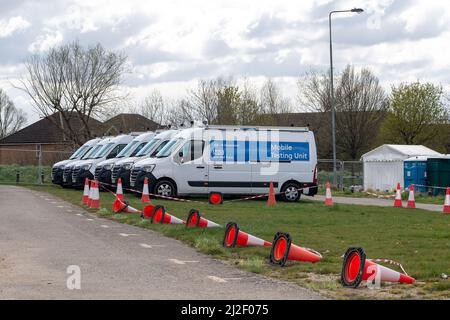 Slough, Berkshire, Royaume-Uni. 1st avril 2022. Les gens qui voulaient se faire tester pour Covid-19 aujourd'hui ont eu du difficulté à découvrir que le centre d'essais de masse Covid-19 de Slough avait fermé hier. C'est le cas dans toute l'Angleterre après le plan vivre avec Covid de Boris Johnson. Les tests de débit latéral libre ont également été retirés sauf dans certains cas, de sorte que le suivi du nombre de cas positifs Covid-19 n'est plus possible. Cela se produit à un moment où les cas positifs de Covid-19 et les réinfections sont monnaie courante dans de nombreuses régions d'Angleterre. Crédit : Maureen McLean/Alay Live News Banque D'Images