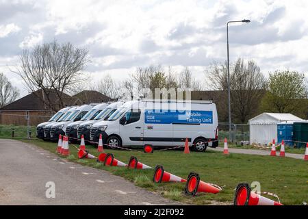 Slough, Berkshire, Royaume-Uni. 1st avril 2022. Les gens qui voulaient se faire tester pour Covid-19 aujourd'hui ont eu du difficulté à découvrir que le centre d'essais de masse Covid-19 de Slough avait fermé hier. C'est le cas dans toute l'Angleterre après le plan vivre avec Covid de Boris Johnson. Les tests de débit latéral libre ont également été retirés sauf dans certains cas, de sorte que le suivi du nombre de cas positifs Covid-19 n'est plus possible. Cela se produit à un moment où les cas positifs de Covid-19 et les réinfections sont monnaie courante dans de nombreuses régions d'Angleterre. Crédit : Maureen McLean/Alay Live News Banque D'Images