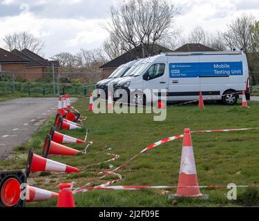 Slough, Berkshire, Royaume-Uni. 1st avril 2022. Les gens qui voulaient se faire tester pour Covid-19 aujourd'hui ont eu du difficulté à découvrir que le centre d'essais de masse Covid-19 de Slough avait fermé hier. C'est le cas dans toute l'Angleterre après le plan vivre avec Covid de Boris Johnson. Les tests de débit latéral libre ont également été retirés sauf dans certains cas, de sorte que le suivi du nombre de cas positifs Covid-19 n'est plus possible. Cela se produit à un moment où les cas positifs de Covid-19 et les réinfections sont monnaie courante dans de nombreuses régions d'Angleterre. Crédit : Maureen McLean/Alay Live News Banque D'Images