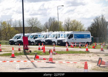 Slough, Berkshire, Royaume-Uni. 1st avril 2022. Les gens qui voulaient se faire tester pour Covid-19 aujourd'hui ont eu du difficulté à découvrir que le centre d'essais de masse Covid-19 de Slough avait fermé hier. C'est le cas dans toute l'Angleterre après le plan vivre avec Covid de Boris Johnson. Les tests de débit latéral libre ont également été retirés sauf dans certains cas, de sorte que le suivi du nombre de cas positifs Covid-19 n'est plus possible. Cela se produit à un moment où les cas positifs de Covid-19 et les réinfections sont monnaie courante dans de nombreuses régions d'Angleterre. Crédit : Maureen McLean/Alay Live News Banque D'Images