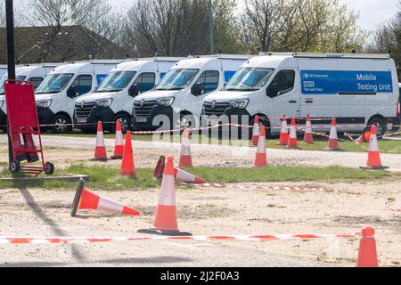 Slough, Berkshire, Royaume-Uni. 1st avril 2022. Les gens qui voulaient se faire tester pour Covid-19 aujourd'hui ont eu du difficulté à découvrir que le centre d'essais de masse Covid-19 de Slough avait fermé hier. C'est le cas dans toute l'Angleterre après le plan vivre avec Covid de Boris Johnson. Les tests de débit latéral libre ont également été retirés sauf dans certains cas, de sorte que le suivi du nombre de cas positifs Covid-19 n'est plus possible. Cela se produit à un moment où les cas positifs de Covid-19 et les réinfections sont monnaie courante dans de nombreuses régions d'Angleterre. Crédit : Maureen McLean/Alay Live News Banque D'Images