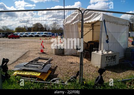 Slough, Berkshire, Royaume-Uni. 1st avril 2022. Les gens qui voulaient se faire tester pour Covid-19 aujourd'hui ont eu du difficulté à découvrir que le centre d'essais de masse Covid-19 de Slough avait fermé hier. C'est le cas dans toute l'Angleterre après le plan vivre avec Covid de Boris Johnson. Les tests de débit latéral libre ont également été retirés sauf dans certains cas, de sorte que le suivi du nombre de cas positifs Covid-19 n'est plus possible. Cela se produit à un moment où les cas positifs de Covid-19 et les réinfections sont monnaie courante dans de nombreuses régions d'Angleterre. Crédit : Maureen McLean/Alay Live News Banque D'Images