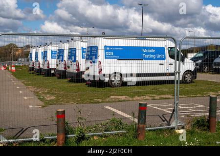 Slough, Berkshire, Royaume-Uni. 1st avril 2022. Les gens qui voulaient se faire tester pour Covid-19 aujourd'hui ont eu du difficulté à découvrir que le centre d'essais de masse Covid-19 de Slough avait fermé hier. C'est le cas dans toute l'Angleterre après le plan vivre avec Covid de Boris Johnson. Les tests de débit latéral libre ont également été retirés sauf dans certains cas, de sorte que le suivi du nombre de cas positifs Covid-19 n'est plus possible. Cela se produit à un moment où les cas positifs de Covid-19 et les réinfections sont monnaie courante dans de nombreuses régions d'Angleterre. Crédit : Maureen McLean/Alay Live News Banque D'Images