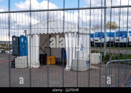 Slough, Berkshire, Royaume-Uni. 1st avril 2022. Les gens qui voulaient se faire tester pour Covid-19 aujourd'hui ont eu du difficulté à découvrir que le centre d'essais de masse Covid-19 de Slough avait fermé hier. C'est le cas dans toute l'Angleterre après le plan vivre avec Covid de Boris Johnson. Les tests de débit latéral libre ont également été retirés sauf dans certains cas, de sorte que le suivi du nombre de cas positifs Covid-19 n'est plus possible. Cela se produit à un moment où les cas positifs de Covid-19 et les réinfections sont monnaie courante dans de nombreuses régions d'Angleterre. Crédit : Maureen McLean/Alay Live News Banque D'Images