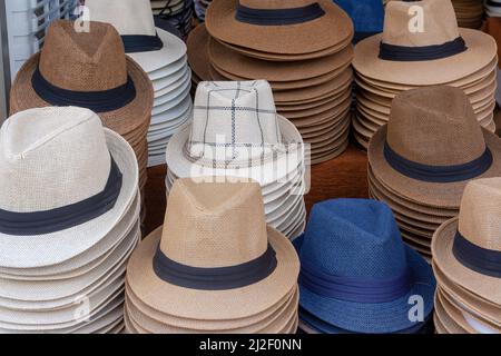 Des piles de chapeaux pour hommes sur le comptoir de rue. Photo horizontale. Banque D'Images