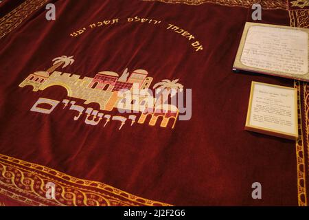 Détail de broderie sur le tissu rouge couvrant le point de lecture torah dans le bima central. À la synagogue Algazi à Izmir, en Turquie. Banque D'Images