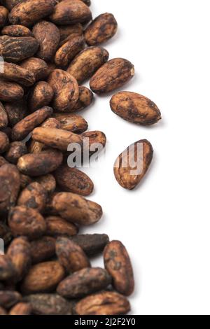 Un cliché vertical de fèves de cacao s'étaler sur un fond blanc Banque D'Images
