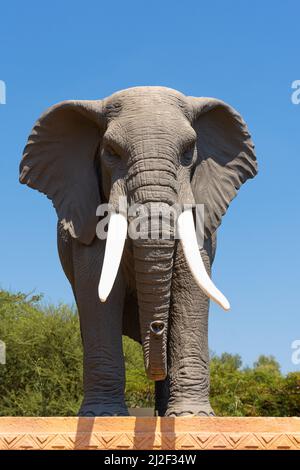 Sculpture d'éléphant située à l'entrée de la Vallée des vagues, la station balnéaire de SUN CITY, en Afrique du Sud. Banque D'Images