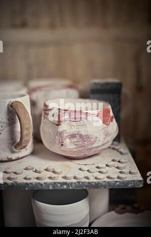 mugs en argile dans le four pour tirer de la poterie dans le studio de poterie. Banque D'Images