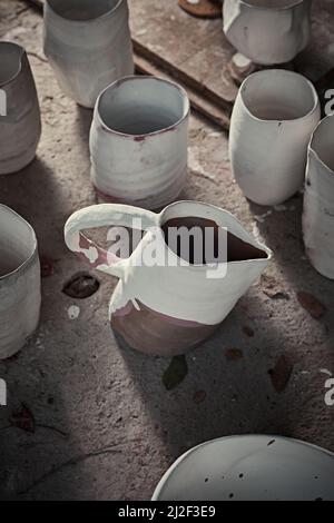 céramique artisanale faite à la main, tasse en céramique artisanale vide sur fond gris Banque D'Images