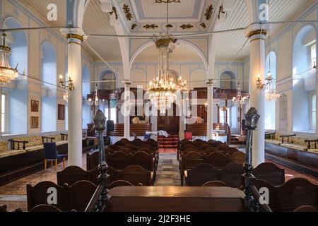 Vue intérieure de l'espace avec la bima et la torah le long de la paroi arrière. À la synagogue la Signora à Izmir, en Turquie. Banque D'Images