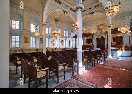 Vue intérieure de l'espace avec la bima et la torah le long de la paroi arrière. À la synagogue la Signora à Izmir, en Turquie. Banque D'Images